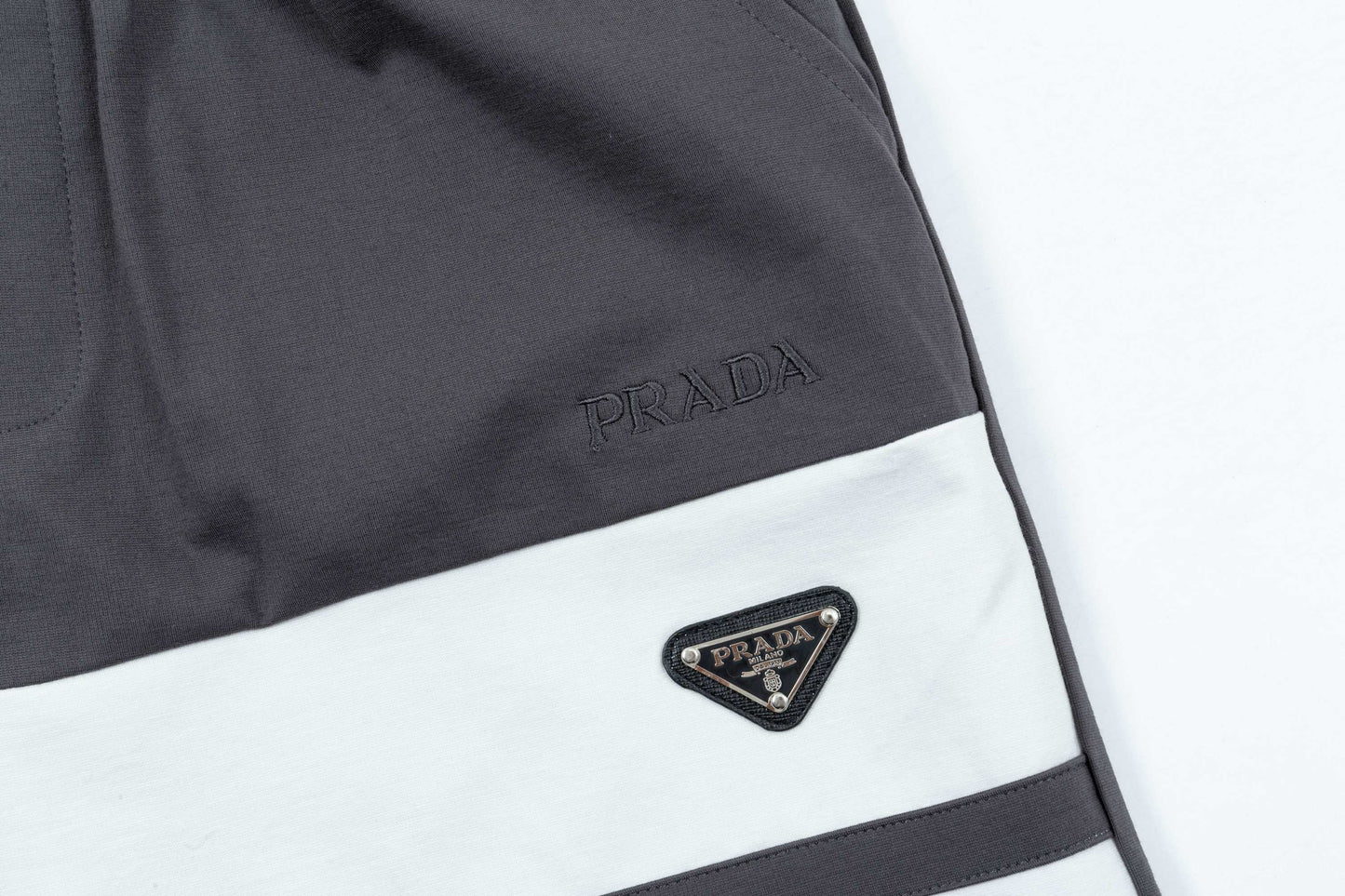 250408 New high-quality metal triangular label characteristic knitted shorts