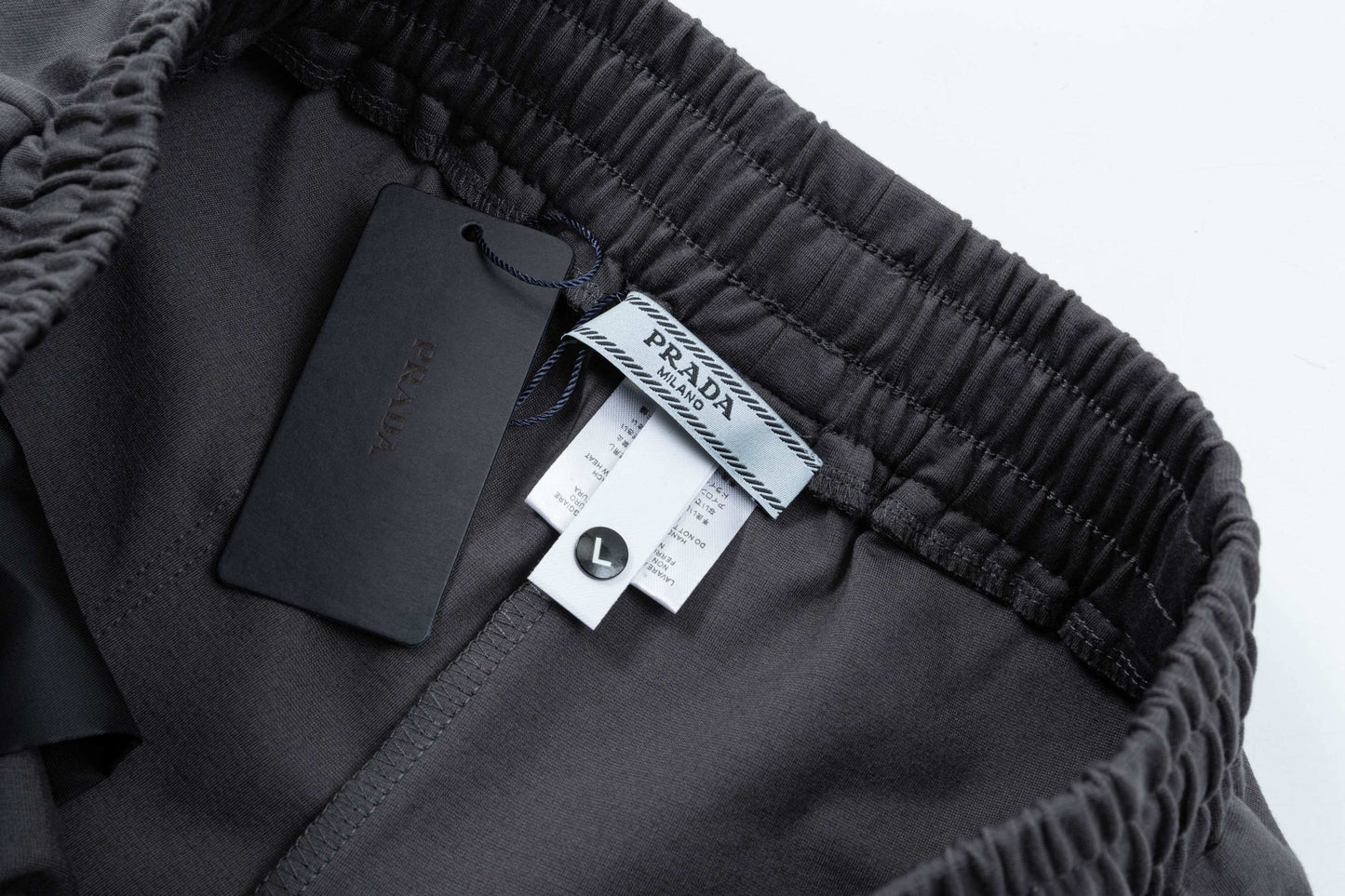 250408 New high-quality metal triangular label characteristic knitted shorts
