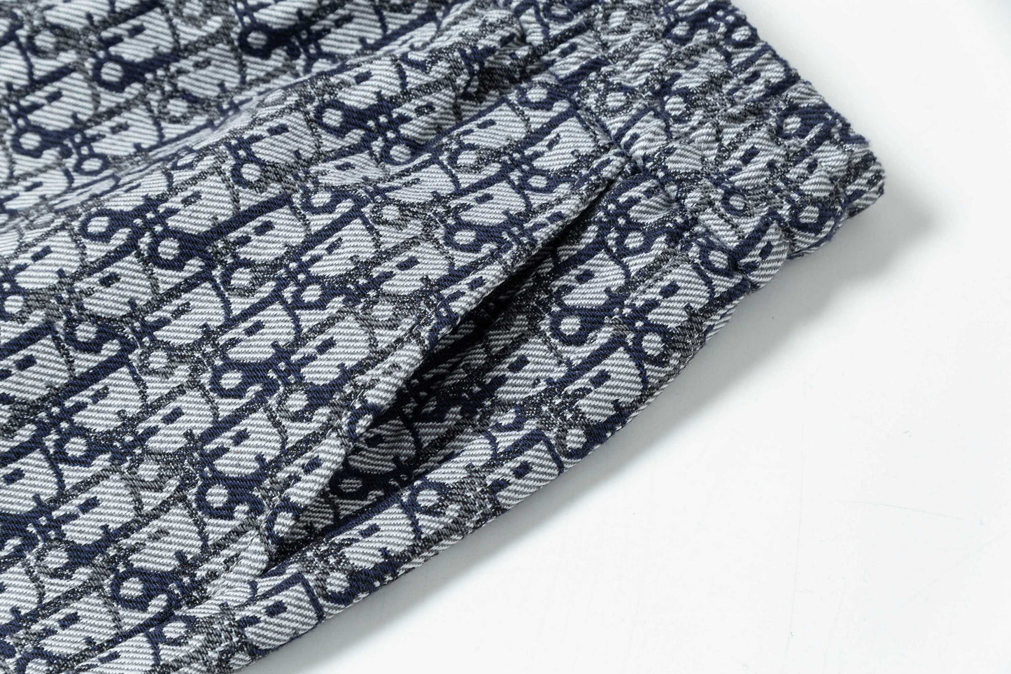 250408 New high-quality metal triangular label knitted shorts