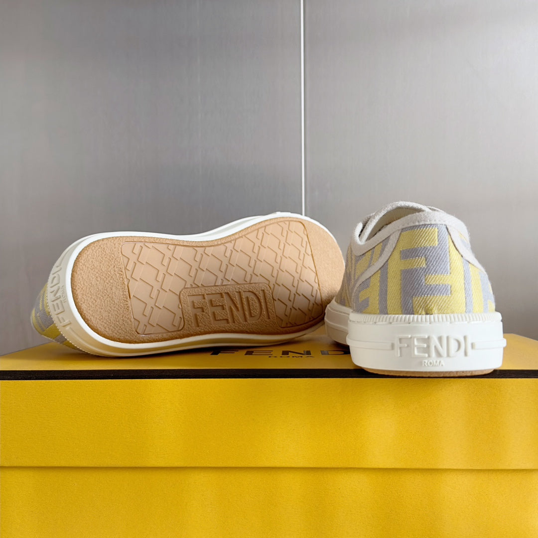 250501 New high-end and simple flat sports shoes