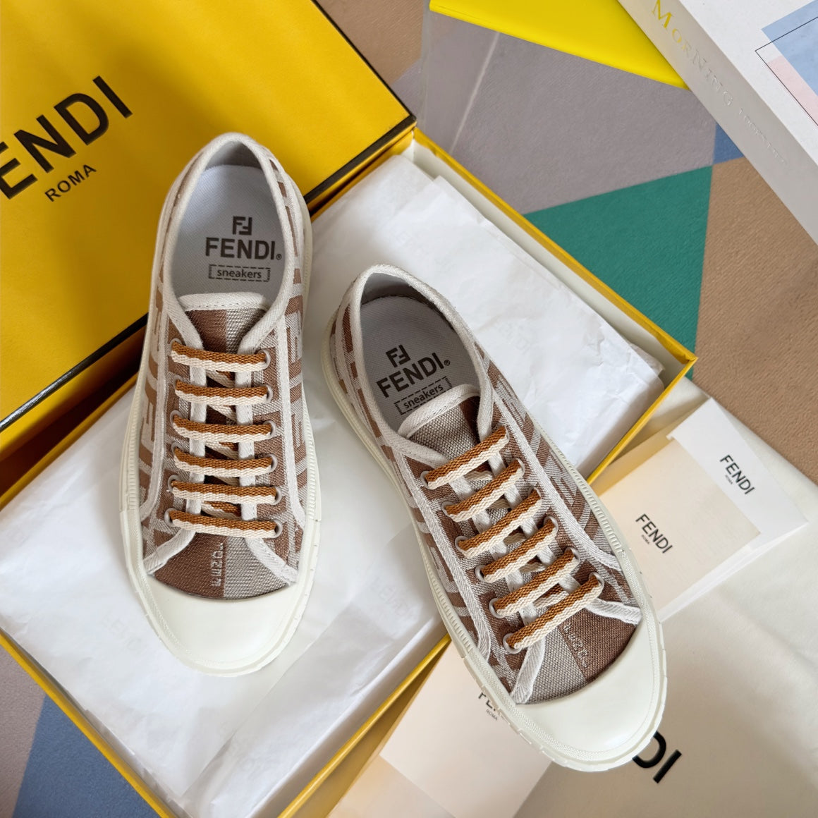 250501 New high-end and simple flat sports shoes