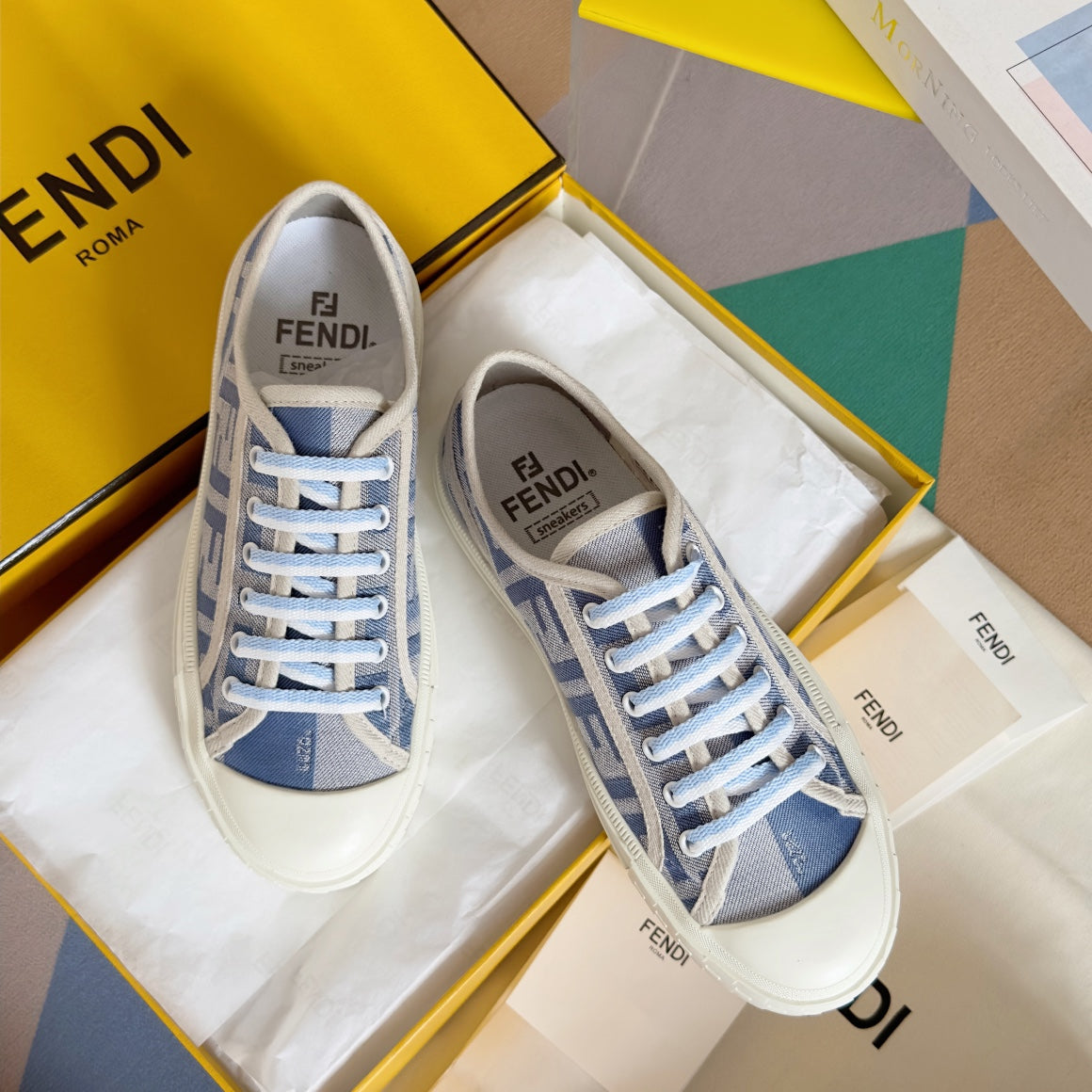 250501 New high-end and simple flat sports shoes