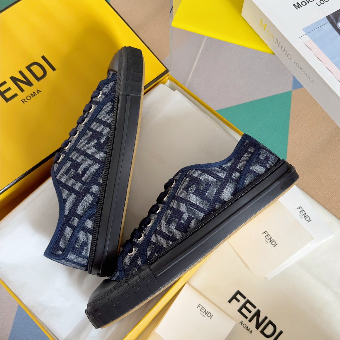 250501 New high-end and simple flat sports shoes