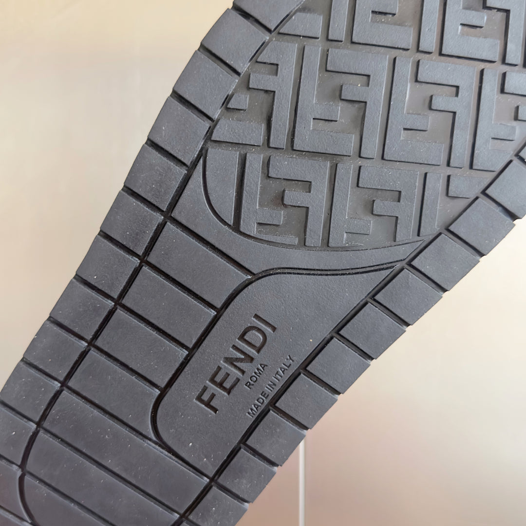 250507 New high-quality thick-soled embossed anti-slip slippers