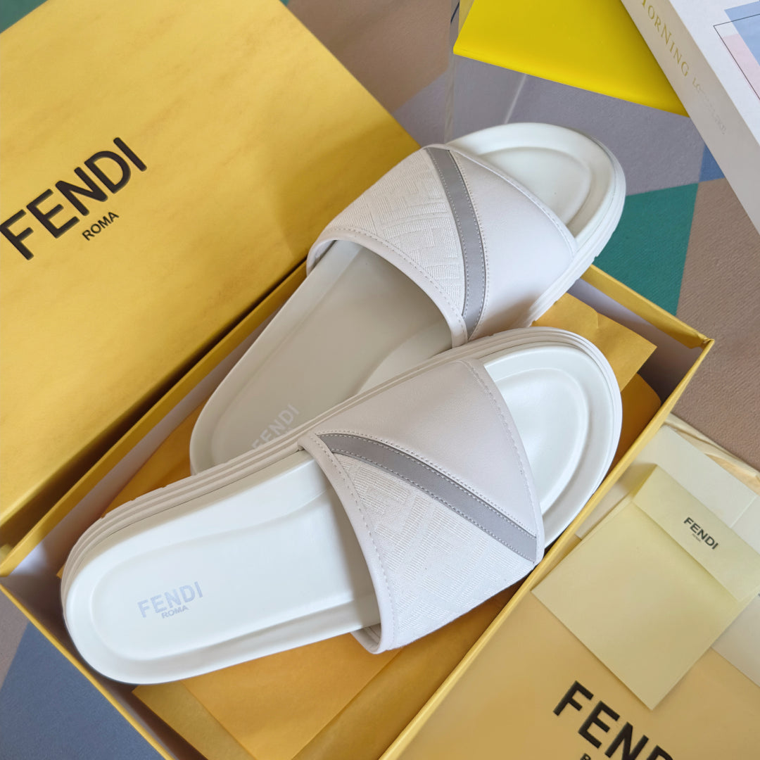 250507 New high-quality thick-soled embossed anti-slip slippers