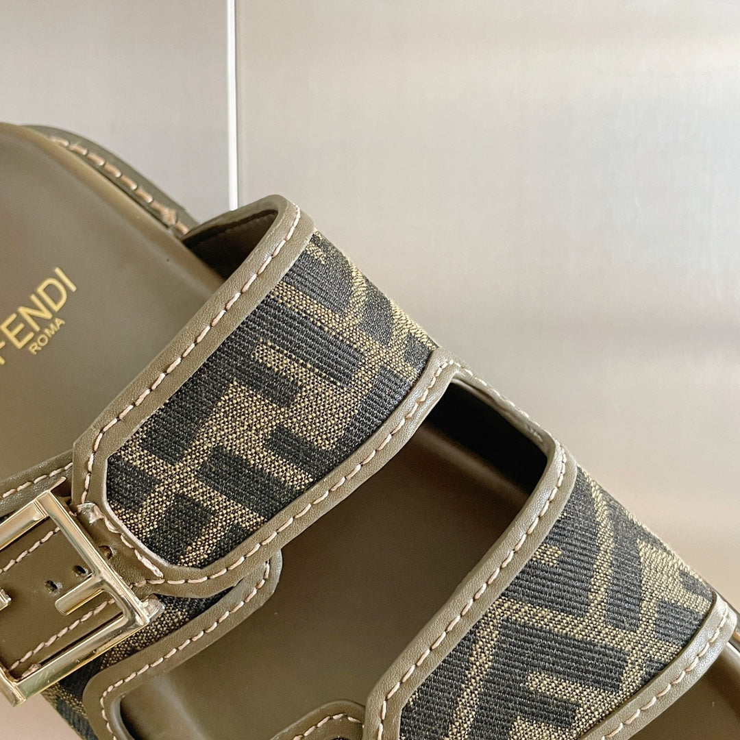 250513 New high-quality classic icon slippers