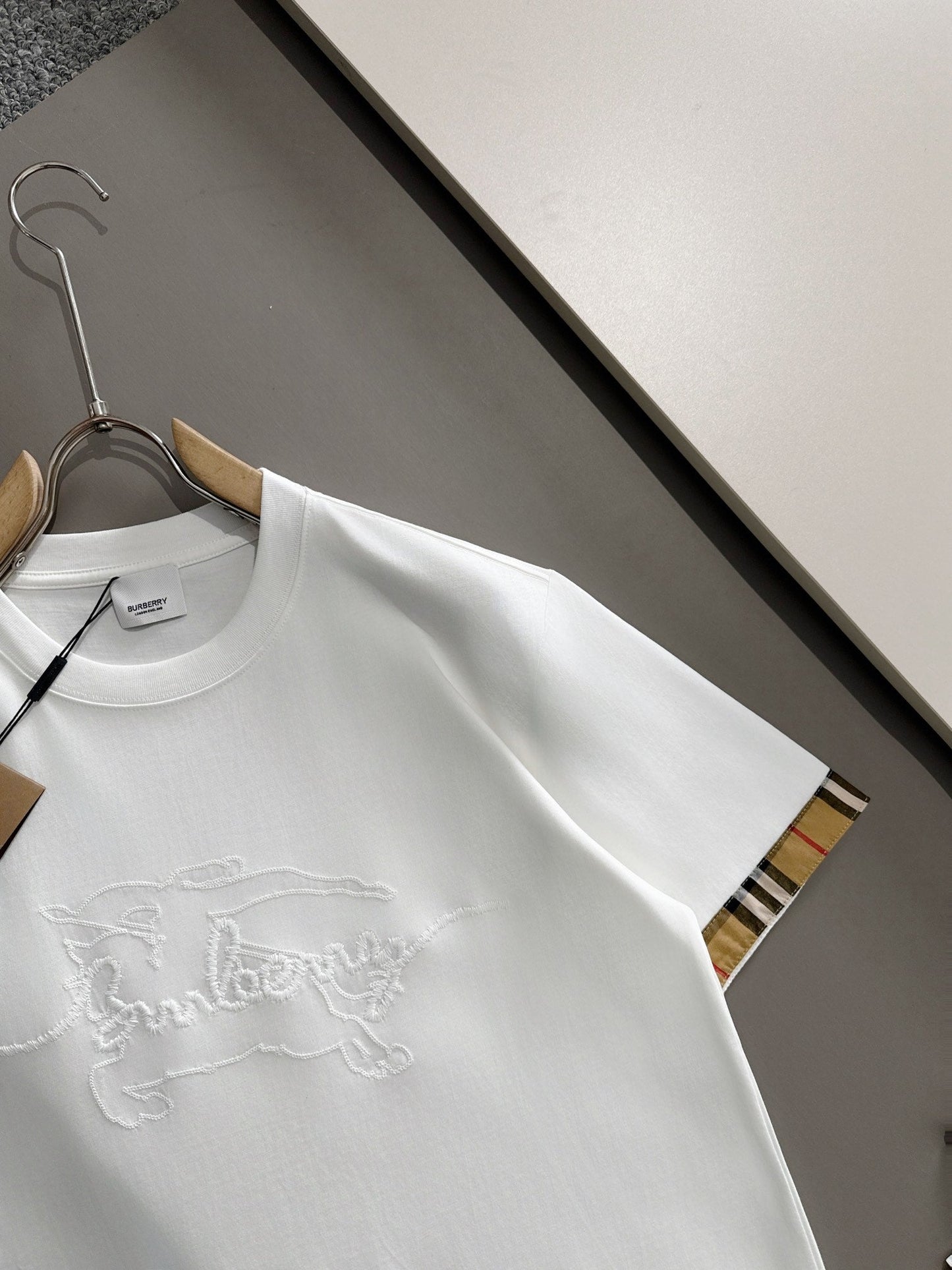 250614New high-quality embroidered patchwork T-shirt