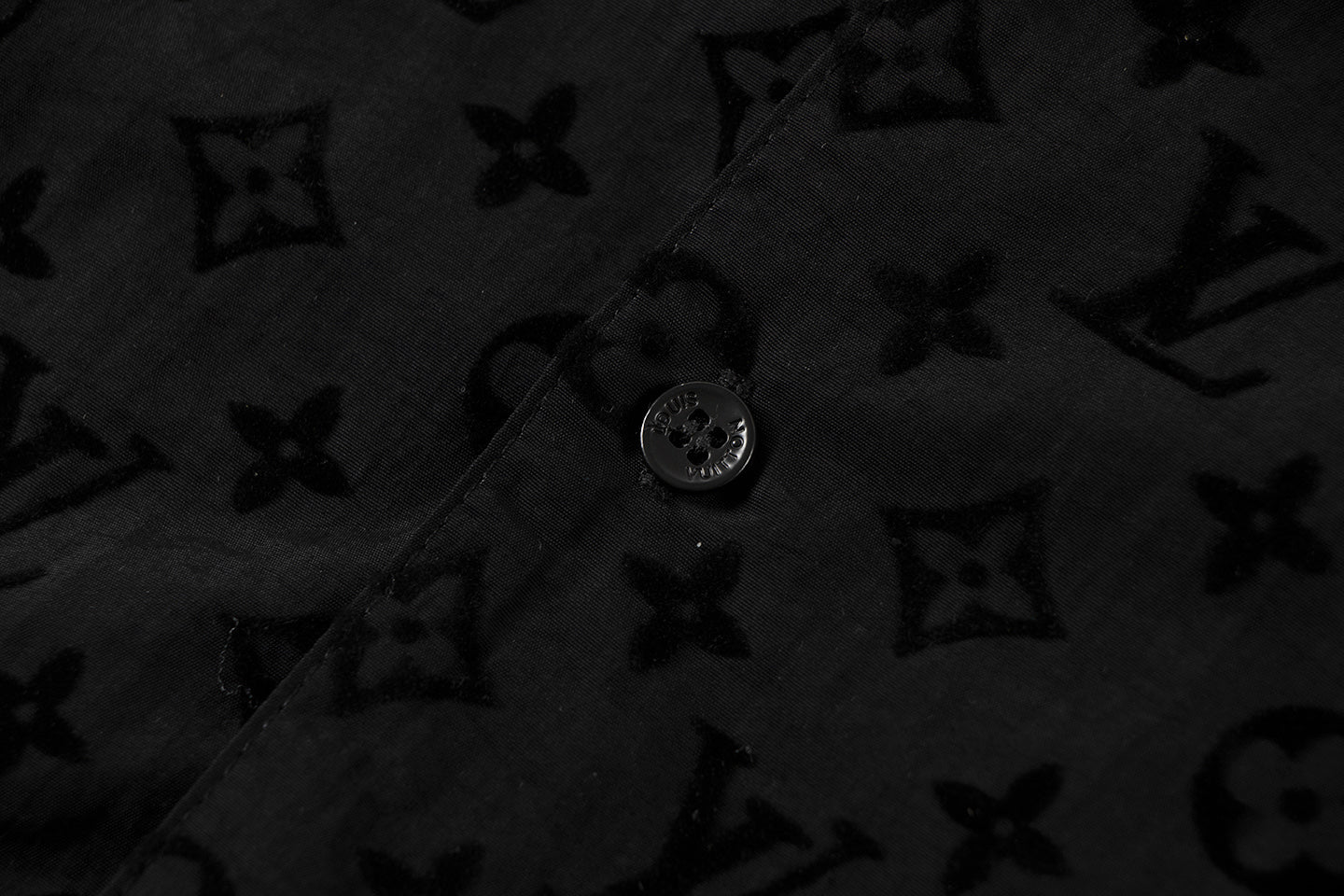 250614 New high-quality flocking patterned shirt