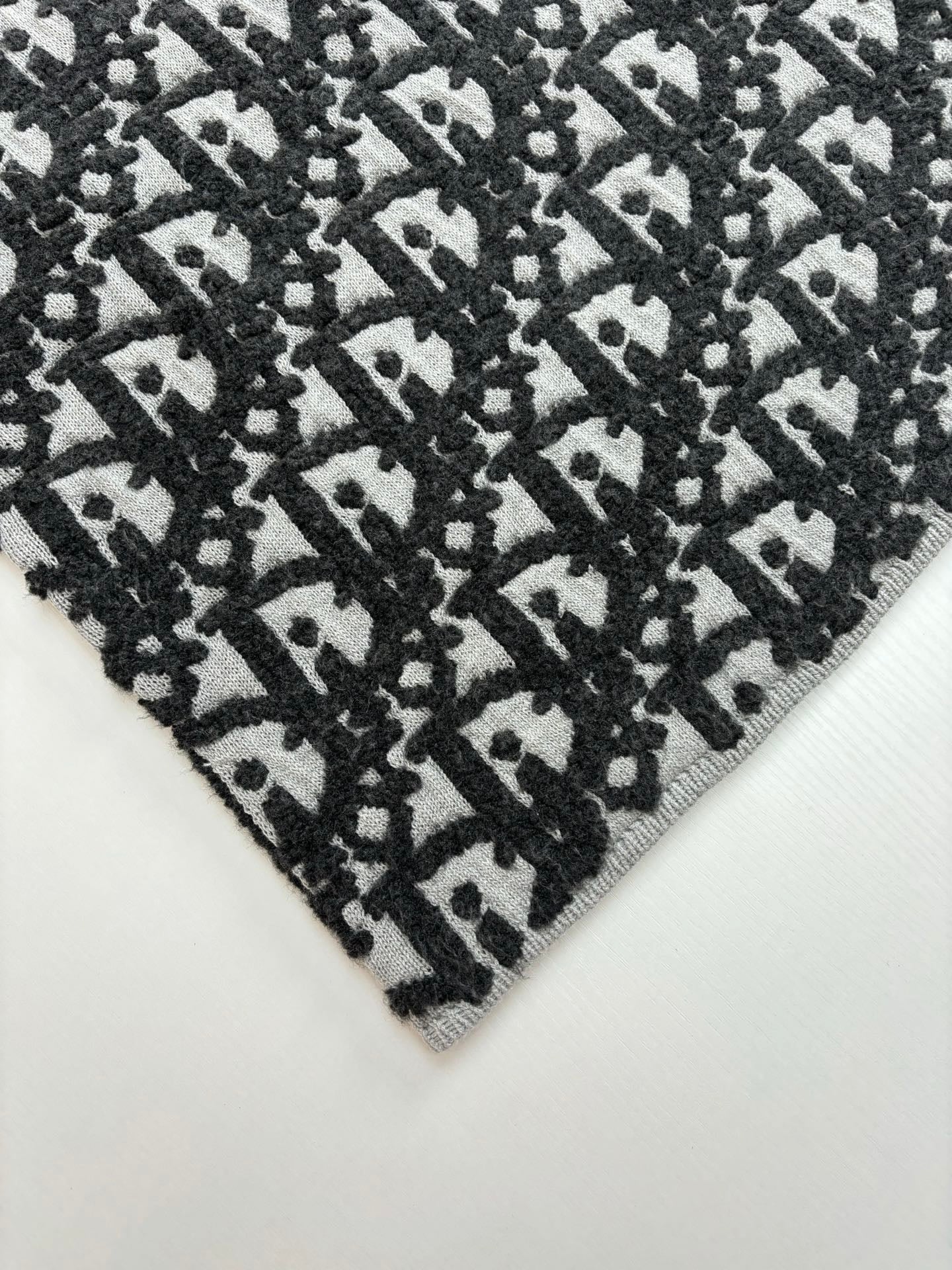 250722 A new high-quality full-print contrasting jacquard knitted pullover sweater