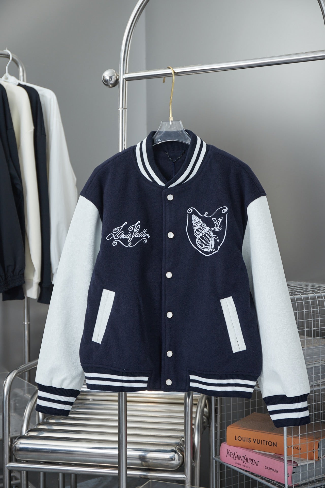 250808 New high-quality tweed and conch embroidery patchwork sleeve baseball jacket