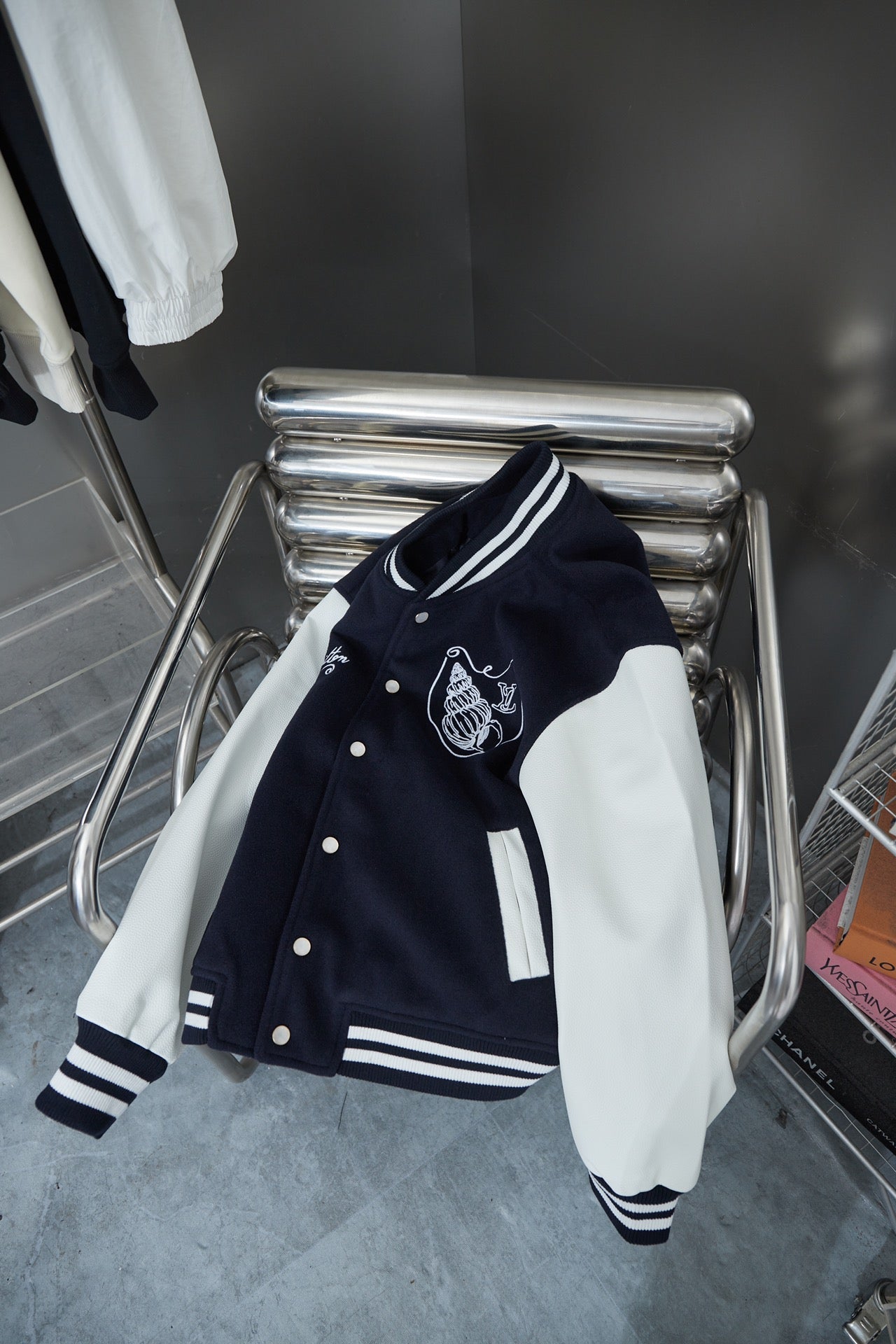 250808 New high-quality tweed and conch embroidery patchwork sleeve baseball jacket