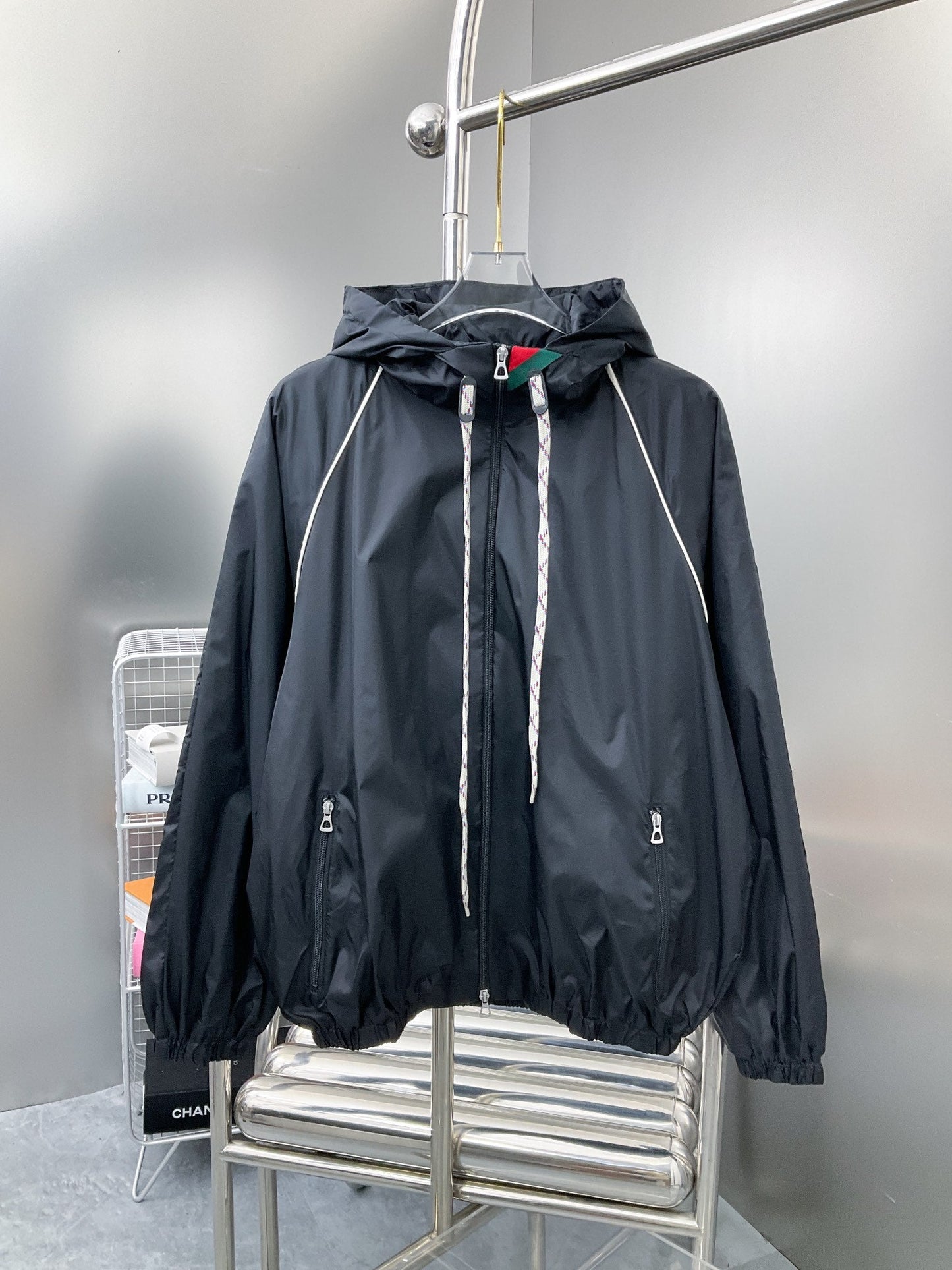 250808 A new high-quality red and green webbed hooded jacket with a neckline