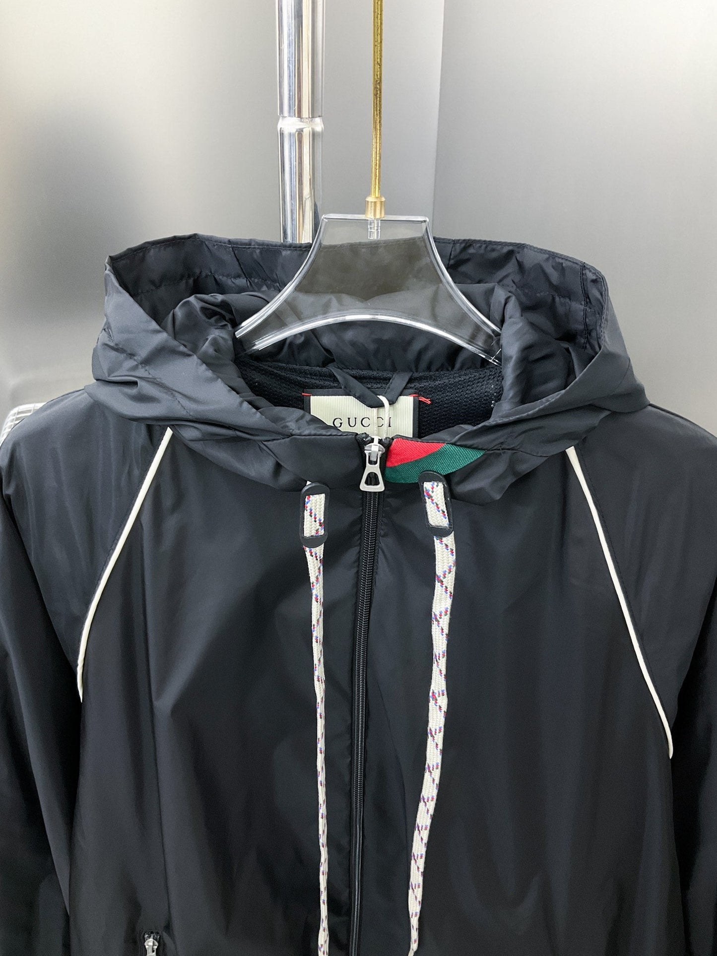 250808 A new high-quality red and green webbed hooded jacket with a neckline