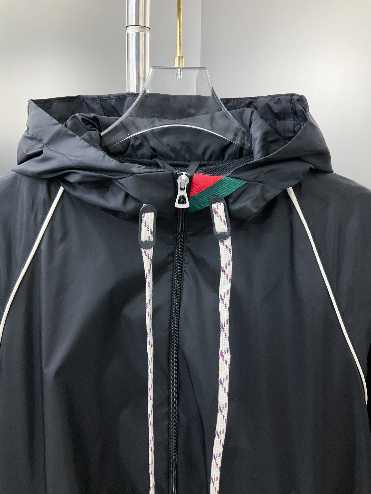250808 A new high-quality red and green webbed hooded jacket with a neckline
