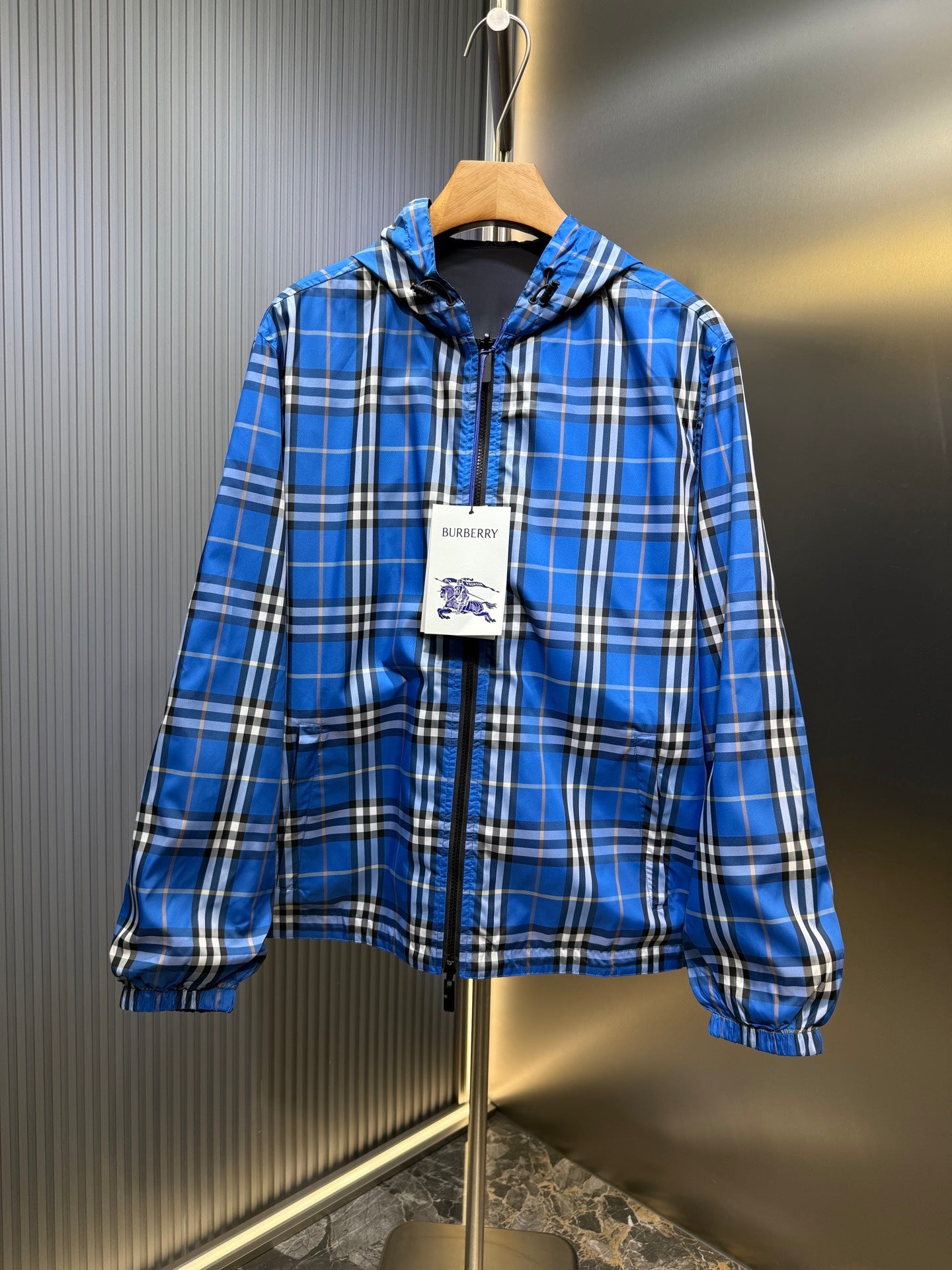 250808 A new high-quality double-sided checkered hooded jacket