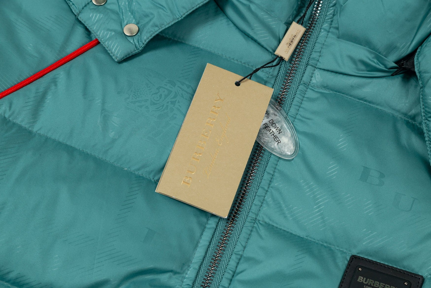 250813 A new high-quality classic detachable down jacket with a hat