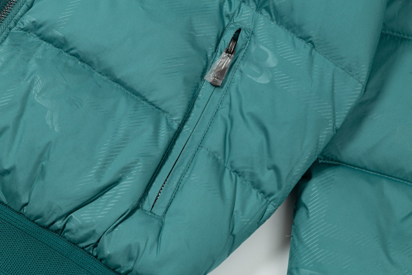 250813 A new high-quality classic detachable down jacket with a hat