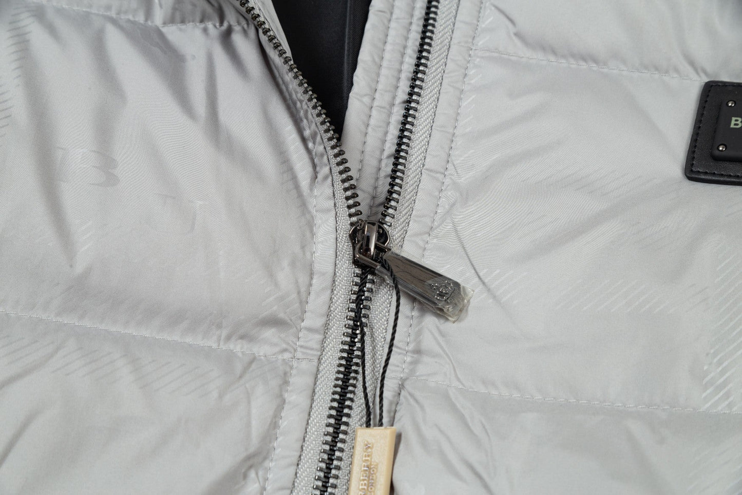 250813 A new high-quality classic detachable down jacket with a hat