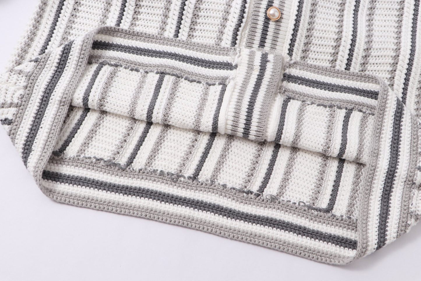 250813 A new high-quality two-color long-sleeved knitted coat