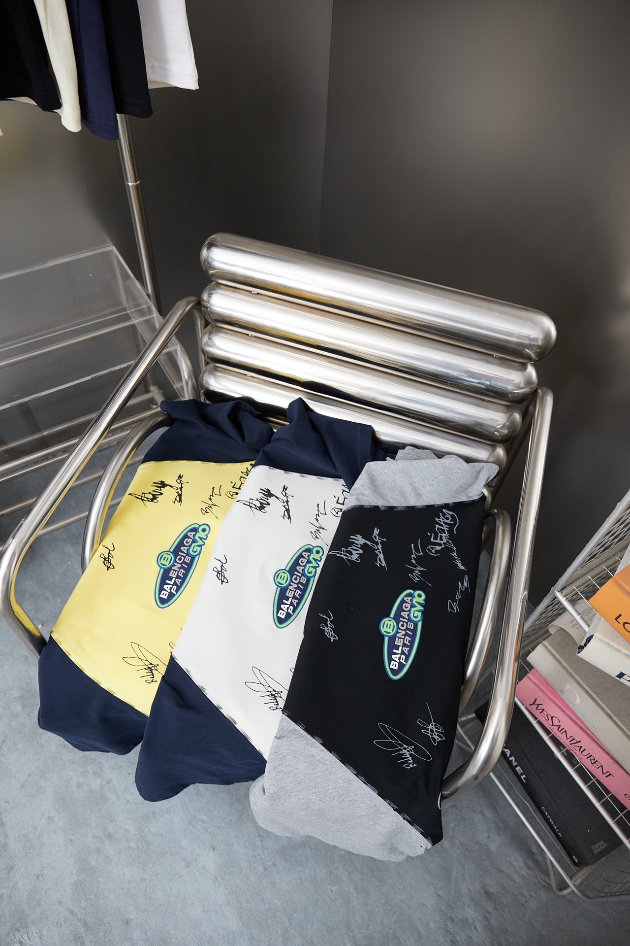 260106 new high-quality T-shirt with color-blocking sleeves and letter signature