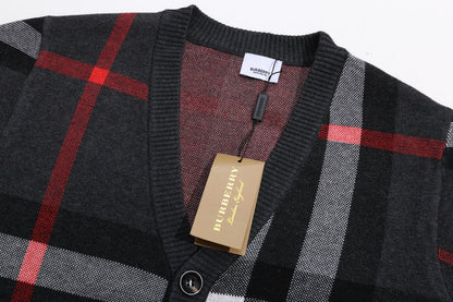 1014 Color-matching plaid zip-up sweater