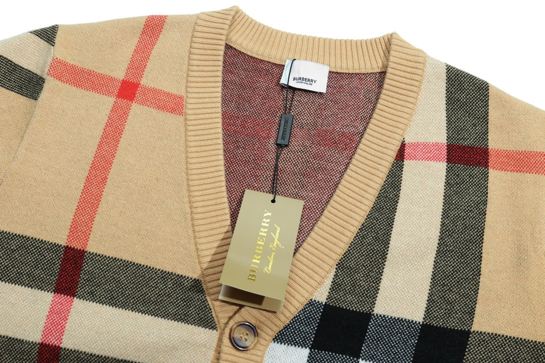 1014 Color-matching plaid zip-up sweater