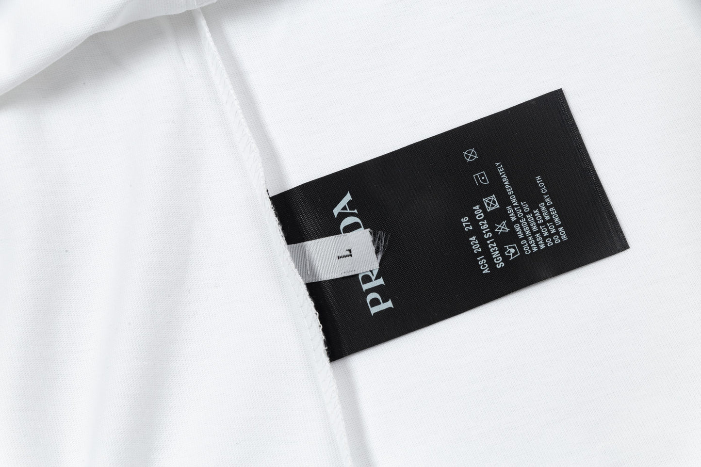 250408 New high-quality metal triangular label casual T-shirt