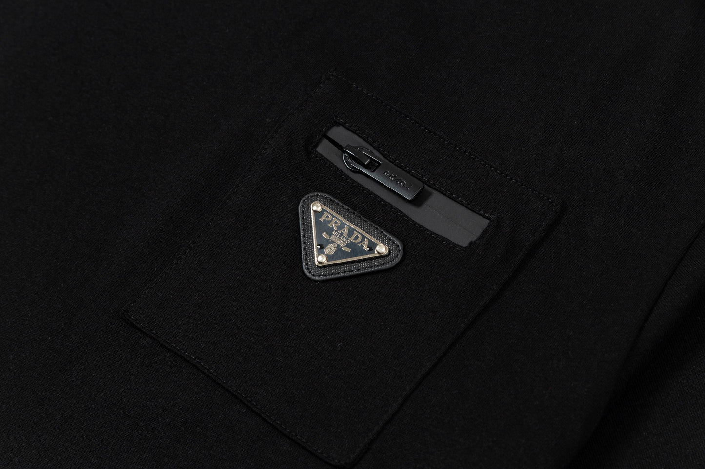 250408 New high-quality metal triangular label casual T-shirt