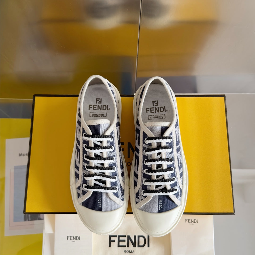 250501 New high-end and simple flat sports shoes