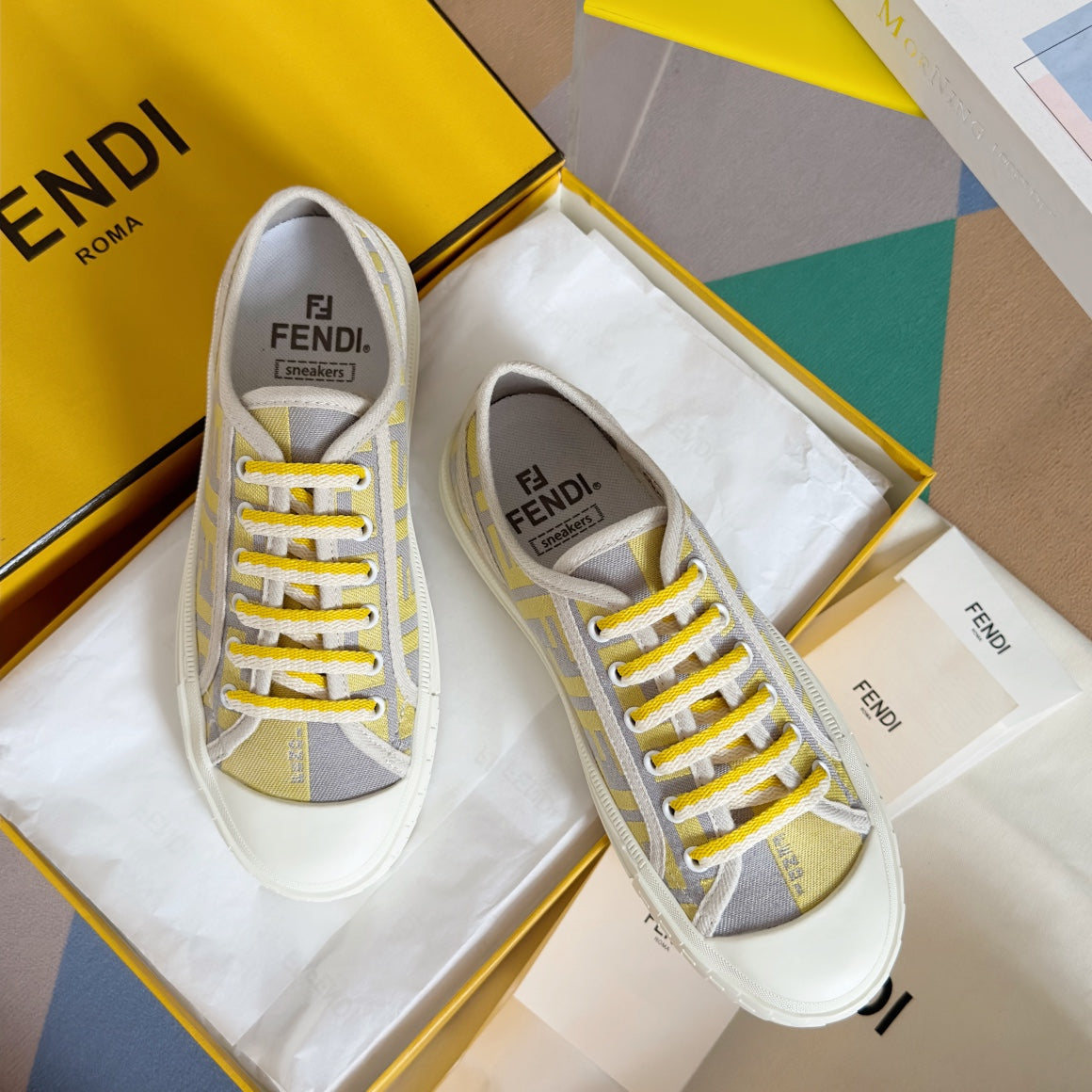 250501 New high-end and simple flat sports shoes