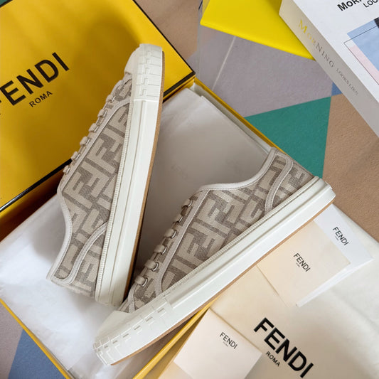 250501 New high-end and simple flat sports shoes