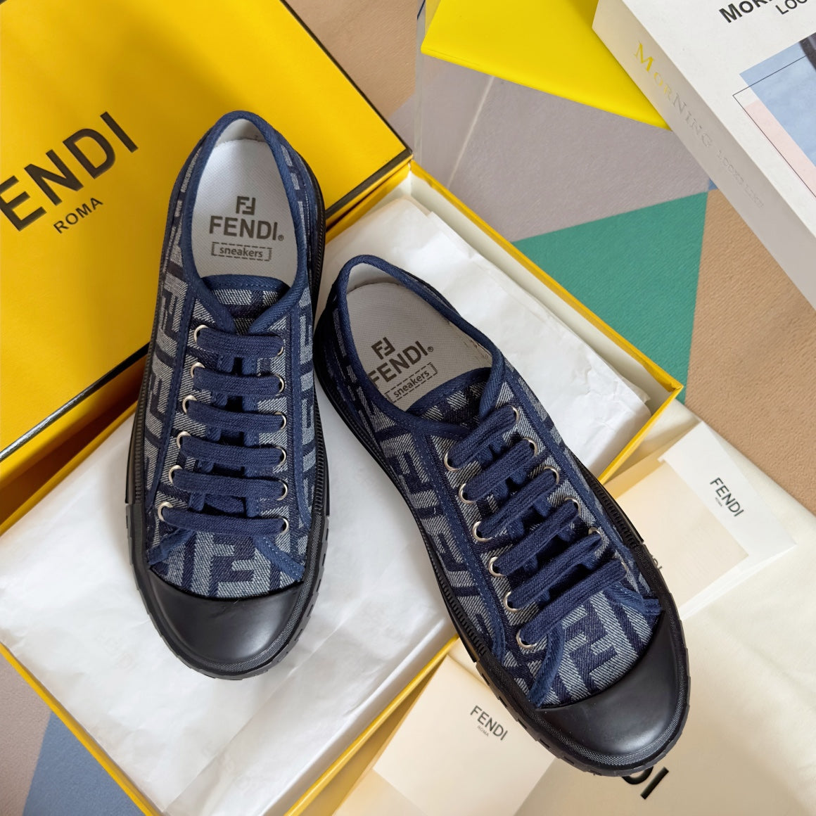 250501 New high-end and simple flat sports shoes