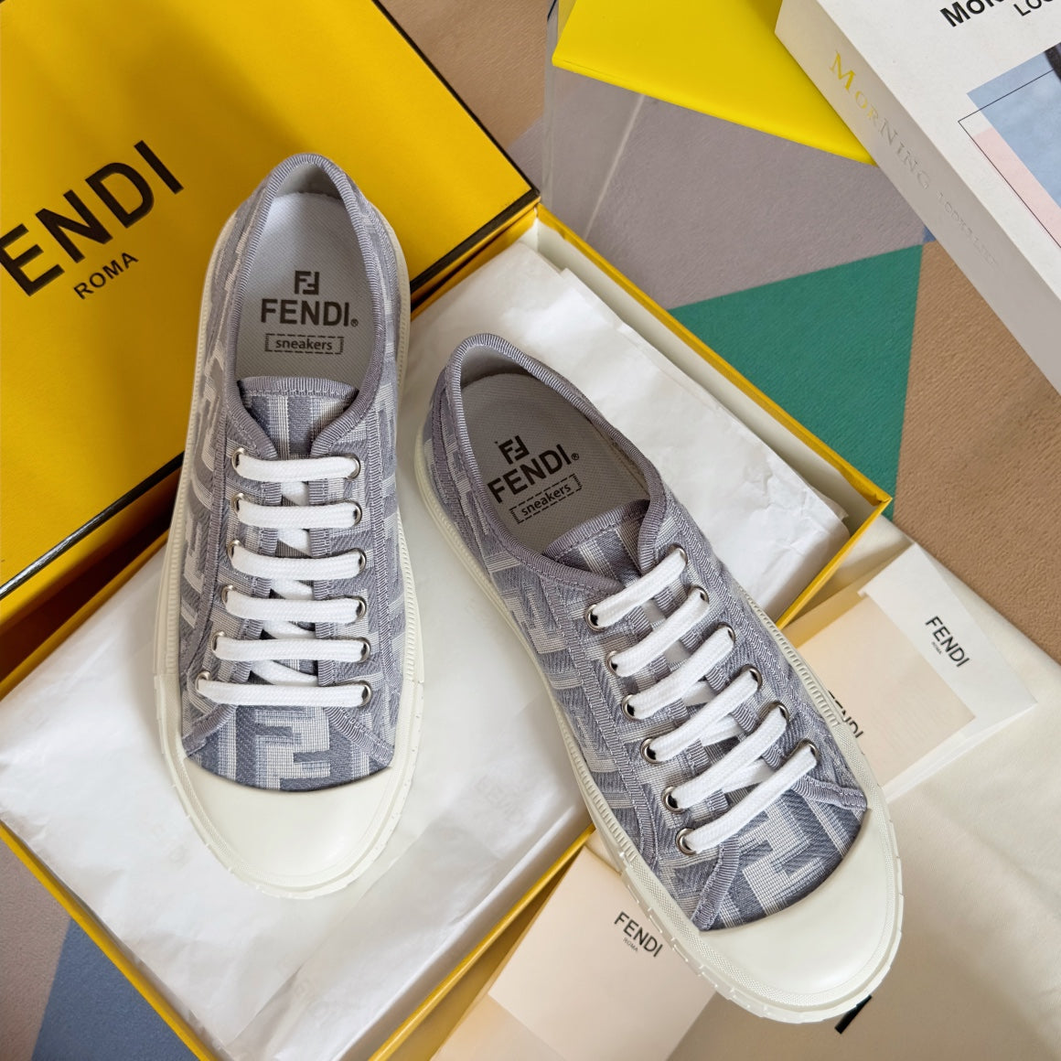 250501 New high-end and simple flat sports shoes
