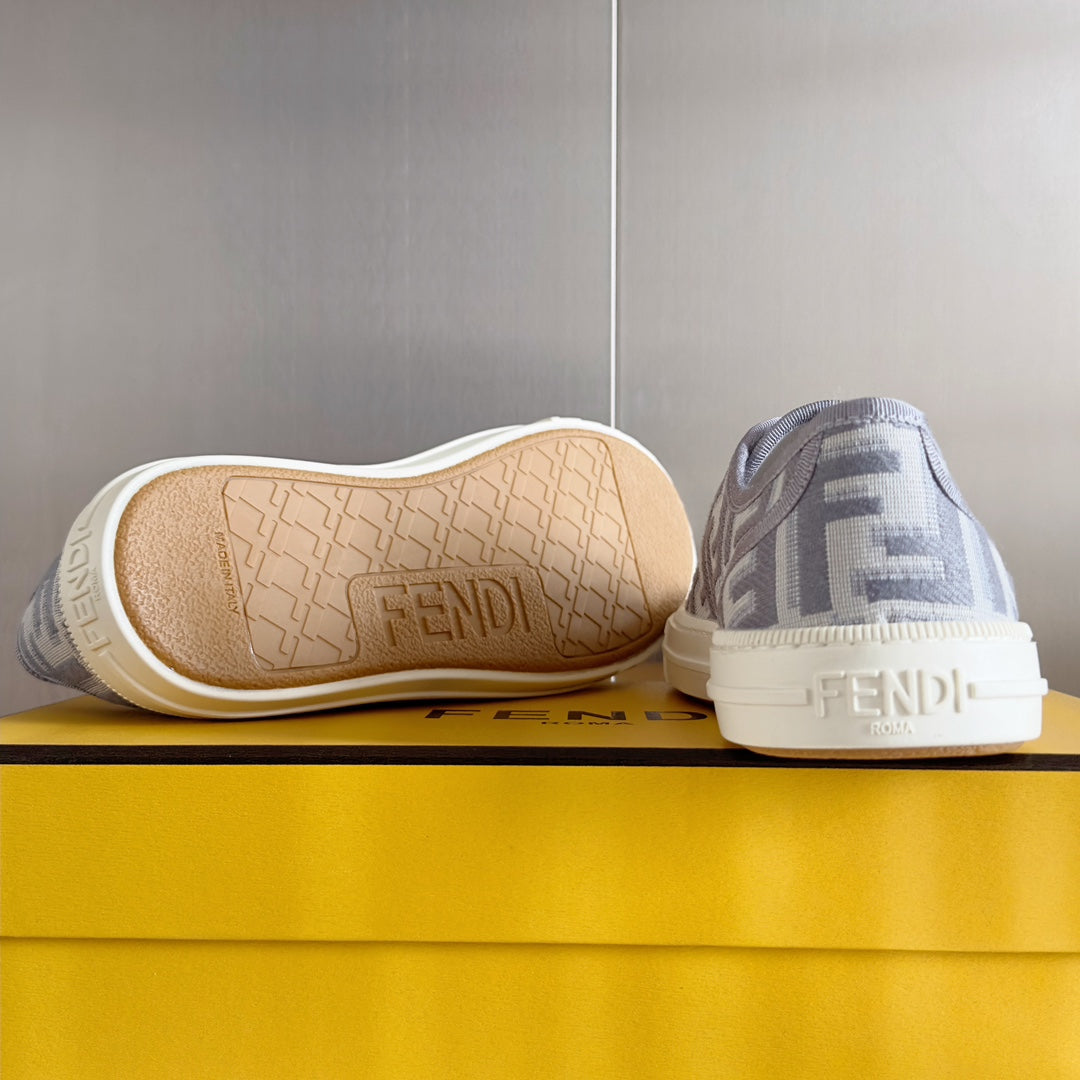 250501 New high-end and simple flat sports shoes