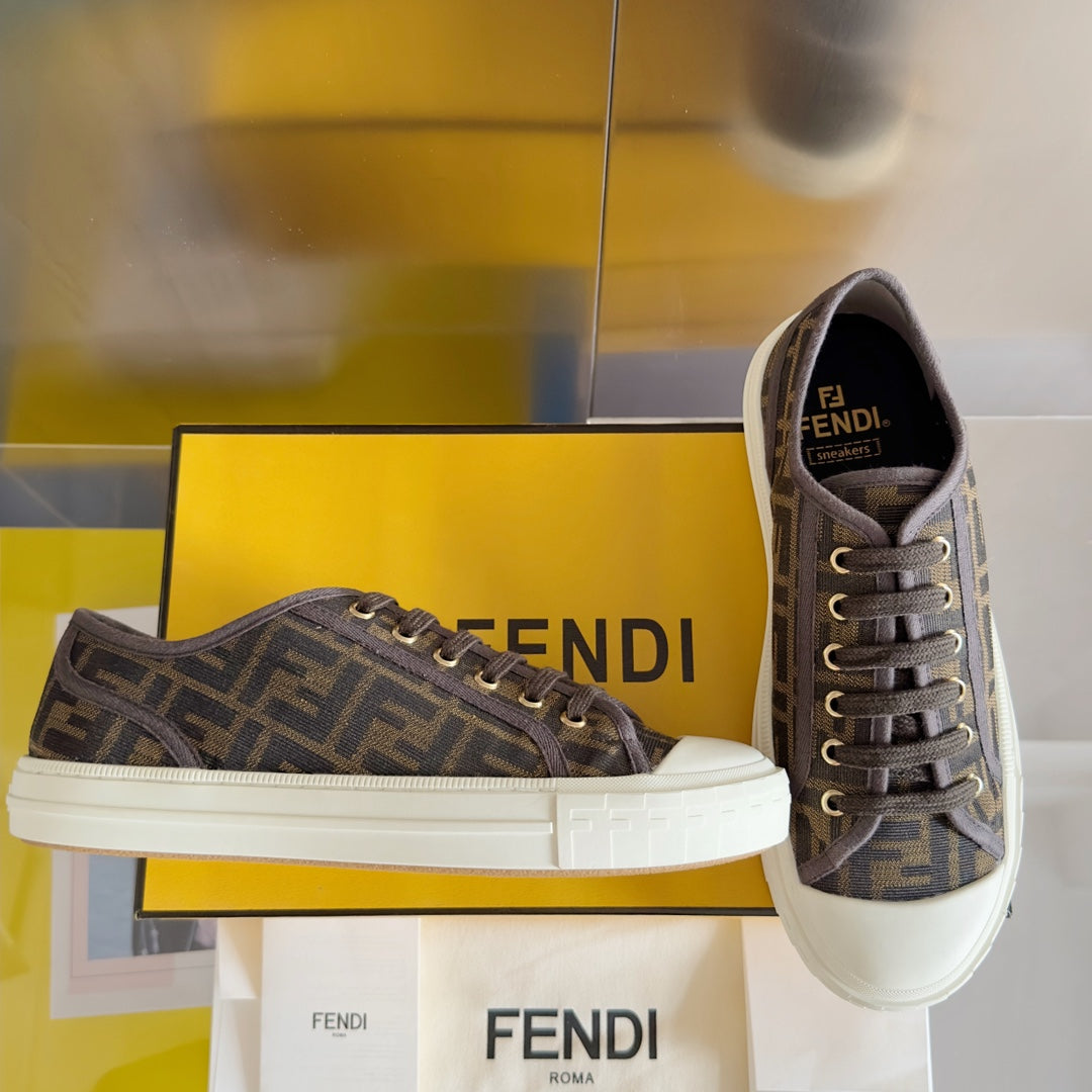 250501 New high-end and simple flat sports shoes