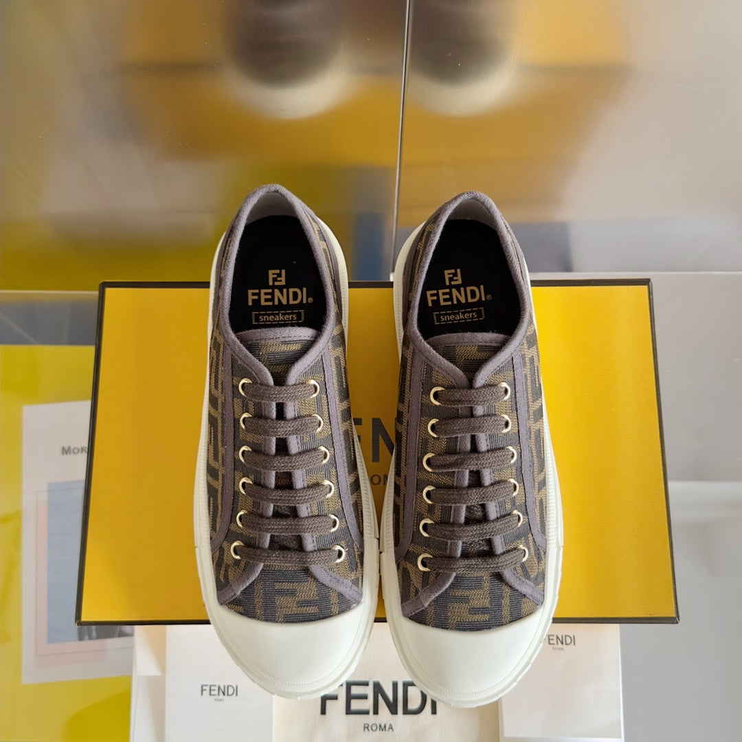 250501 New high-end and simple flat sports shoes