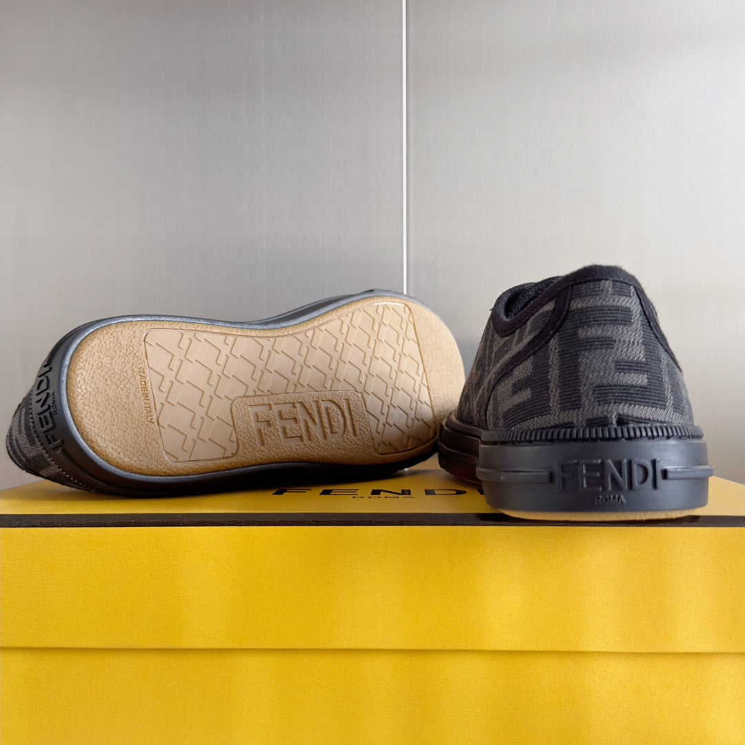 250501 New high-end and simple flat sports shoes