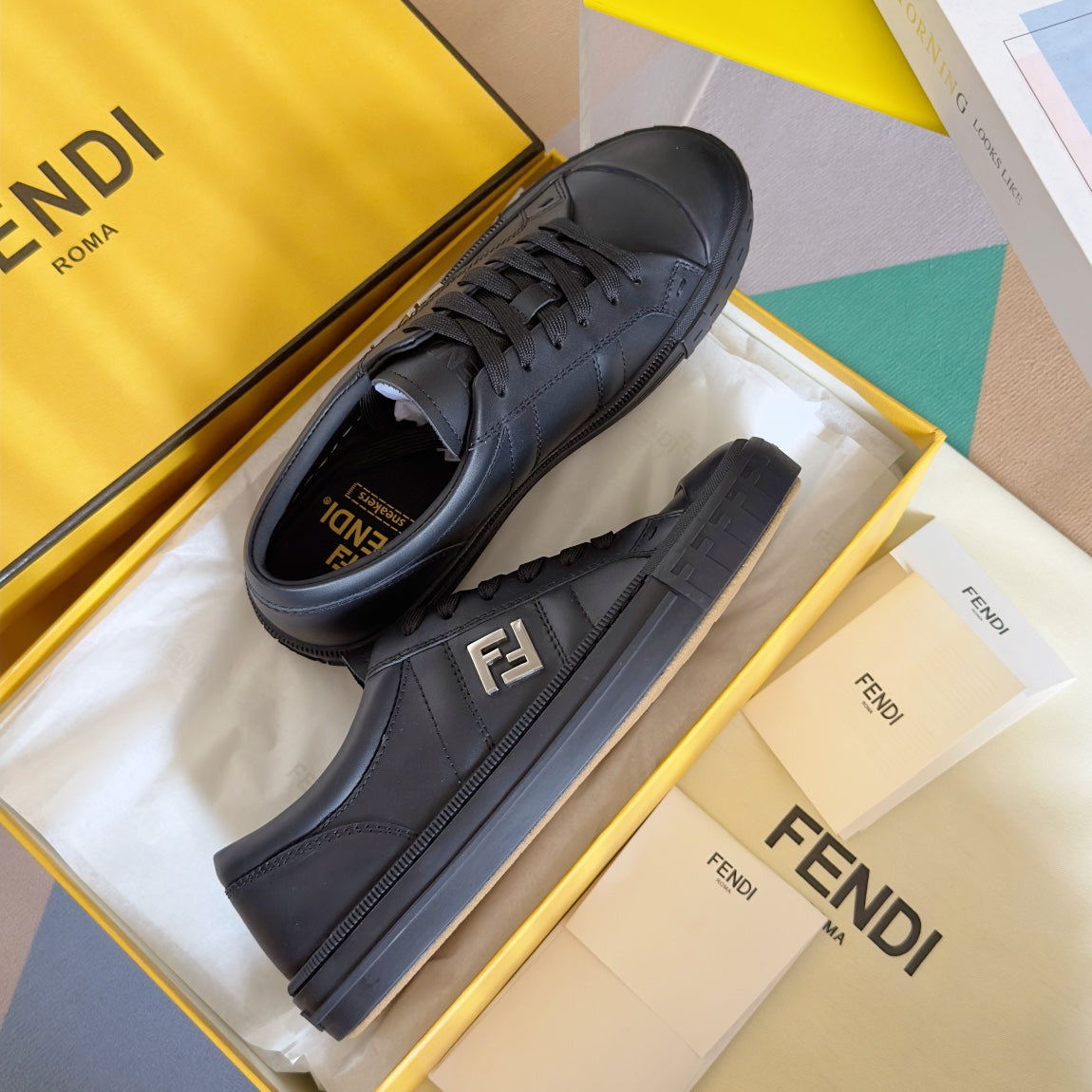 250501 New high-end and simple flat sports shoes