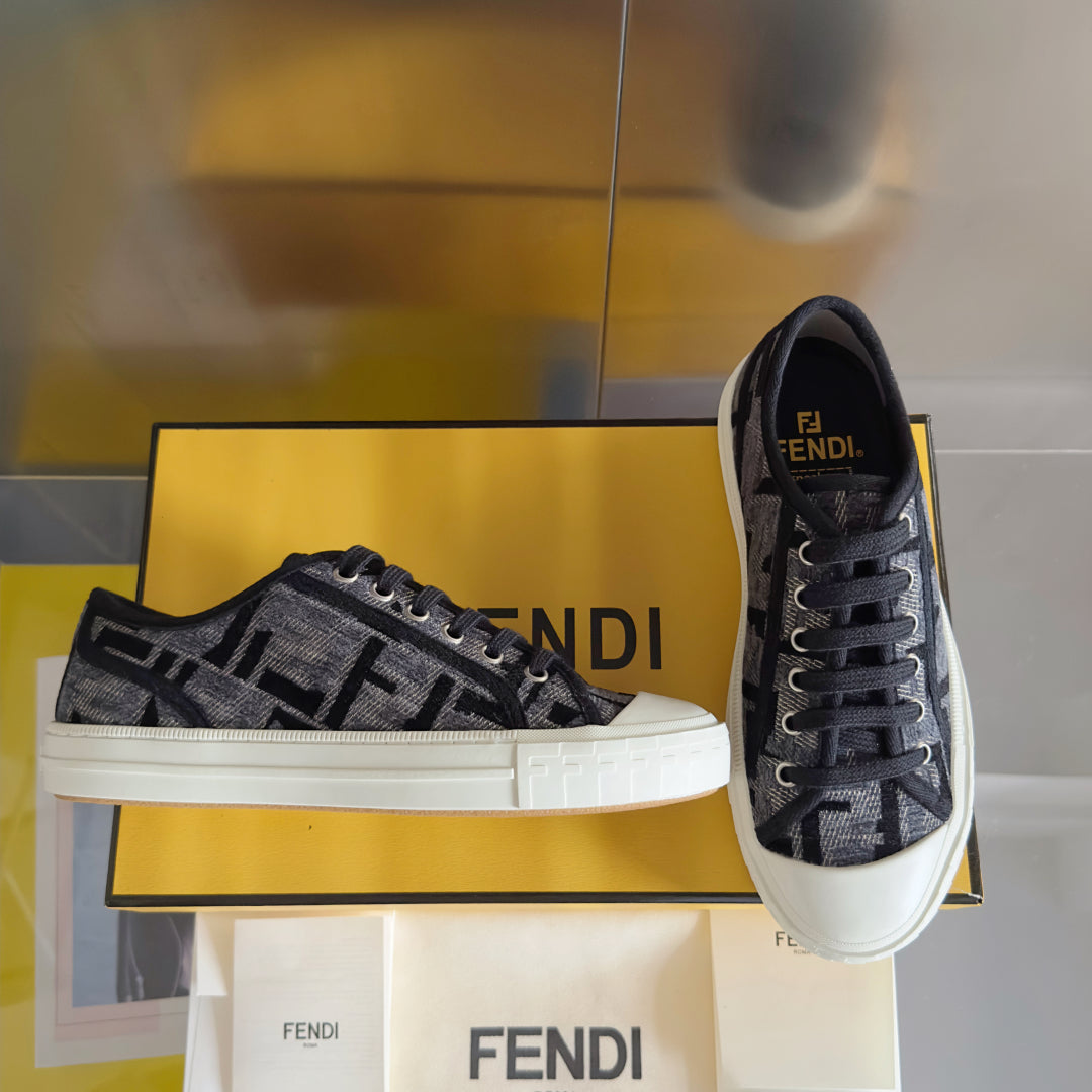250501 New high-end and simple flat sports shoes