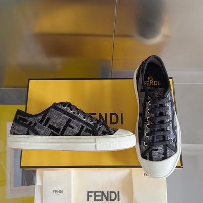 250501 New high-end and simple flat sports shoes