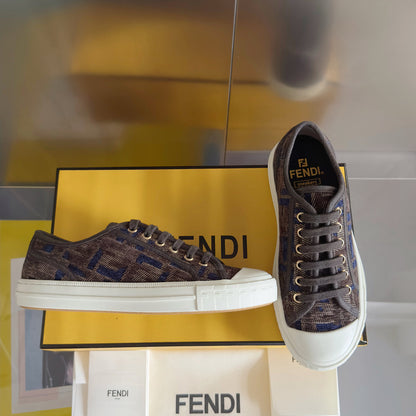 250501 New high-end and simple flat sports shoes