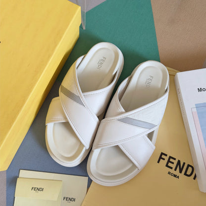 250507 New high-quality thick-soled embossed anti-slip slippers