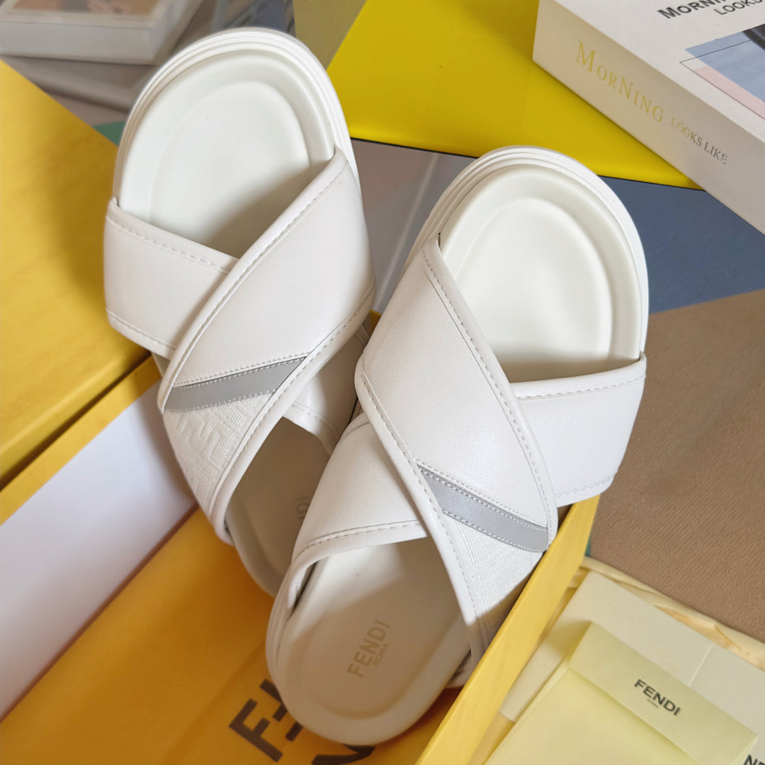 250507 New high-quality thick-soled embossed anti-slip slippers
