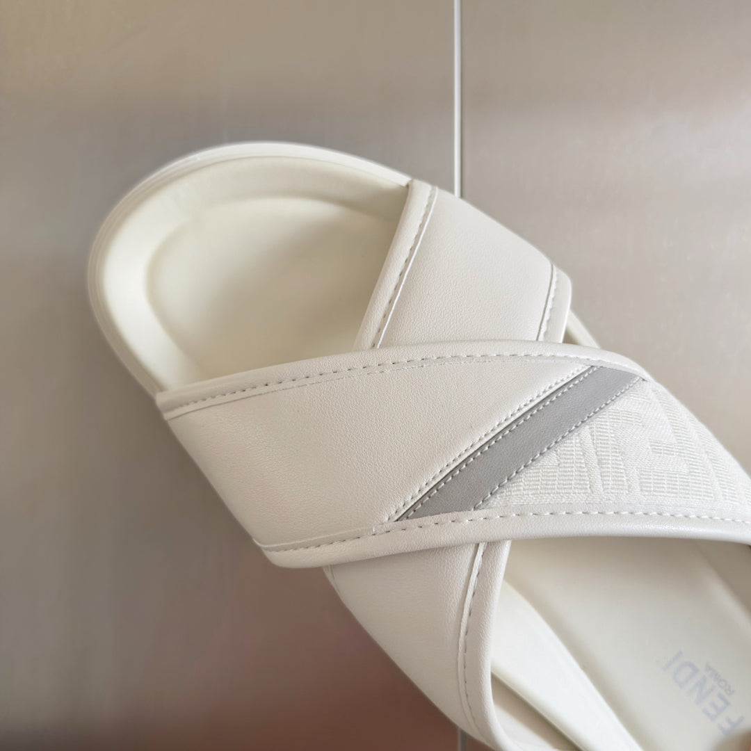 250507 New high-quality thick-soled embossed anti-slip slippers