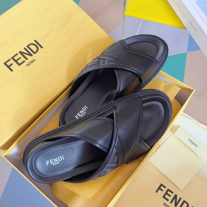 250507 New high-quality thick-soled embossed anti-slip slippers