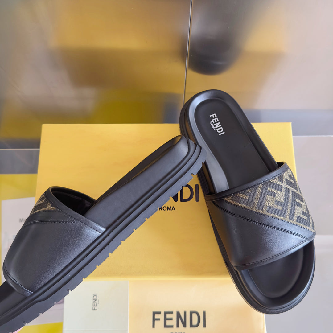250507 New high-quality thick-soled embossed anti-slip slippers