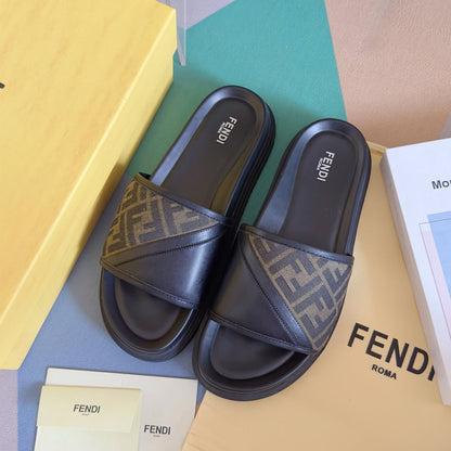 250507 New high-quality thick-soled embossed anti-slip slippers