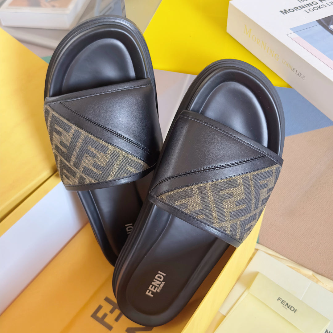 250507 New high-quality thick-soled embossed anti-slip slippers
