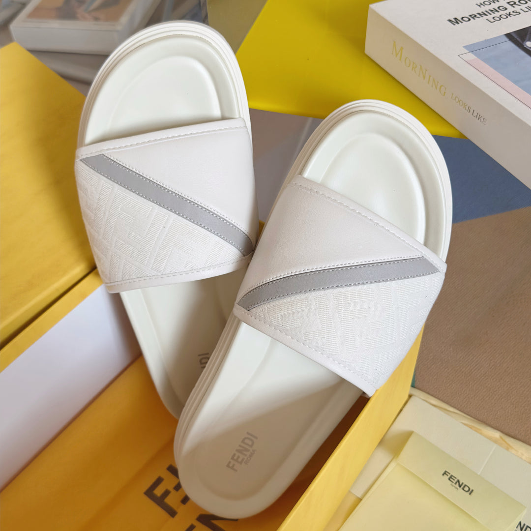250507 New high-quality thick-soled embossed anti-slip slippers