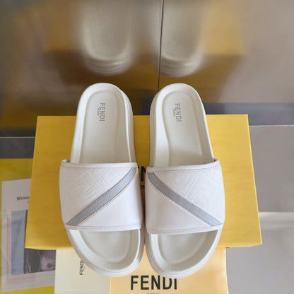 250507 New high-quality thick-soled embossed anti-slip slippers